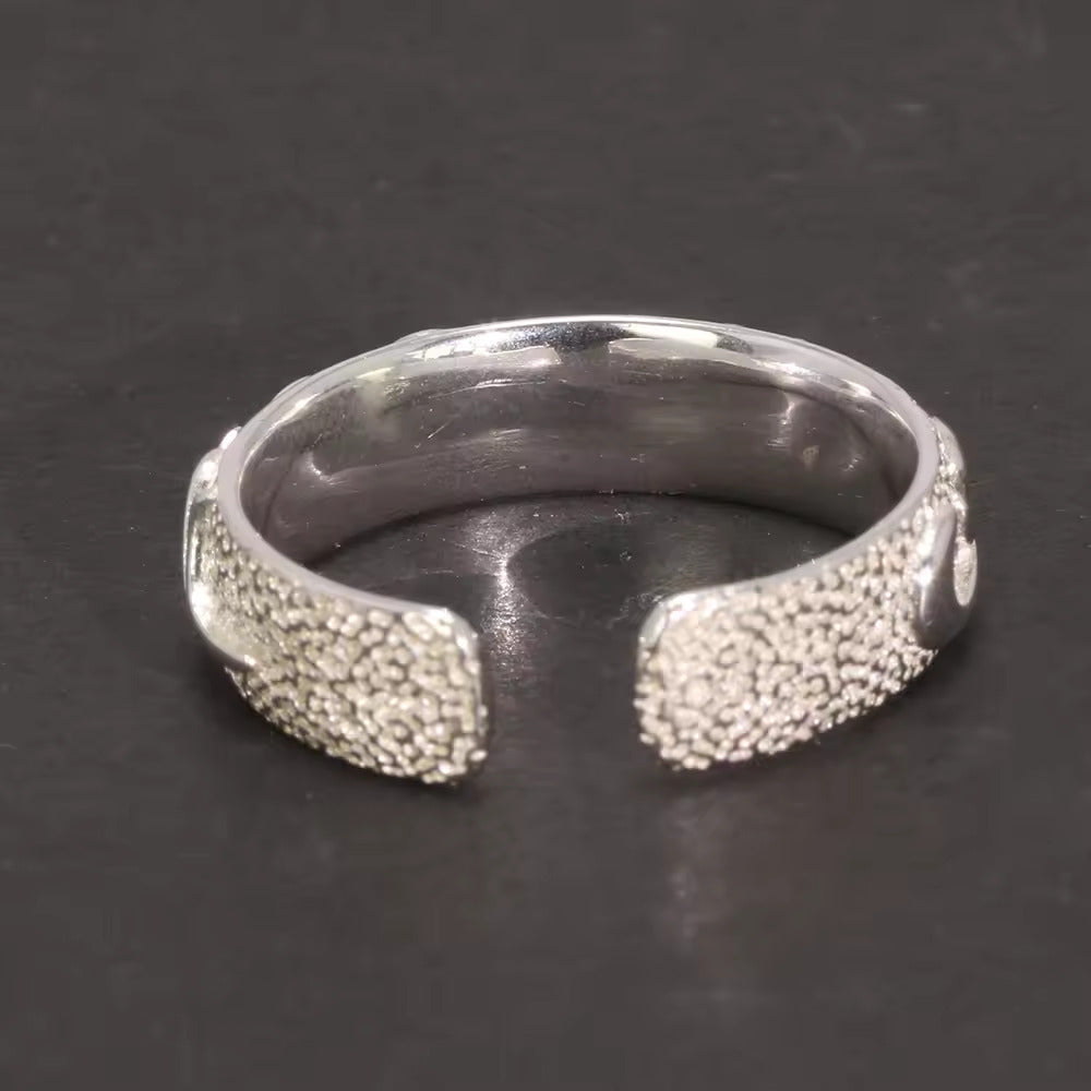 Mesmerizing Embrace: The Silver Filigree Ring